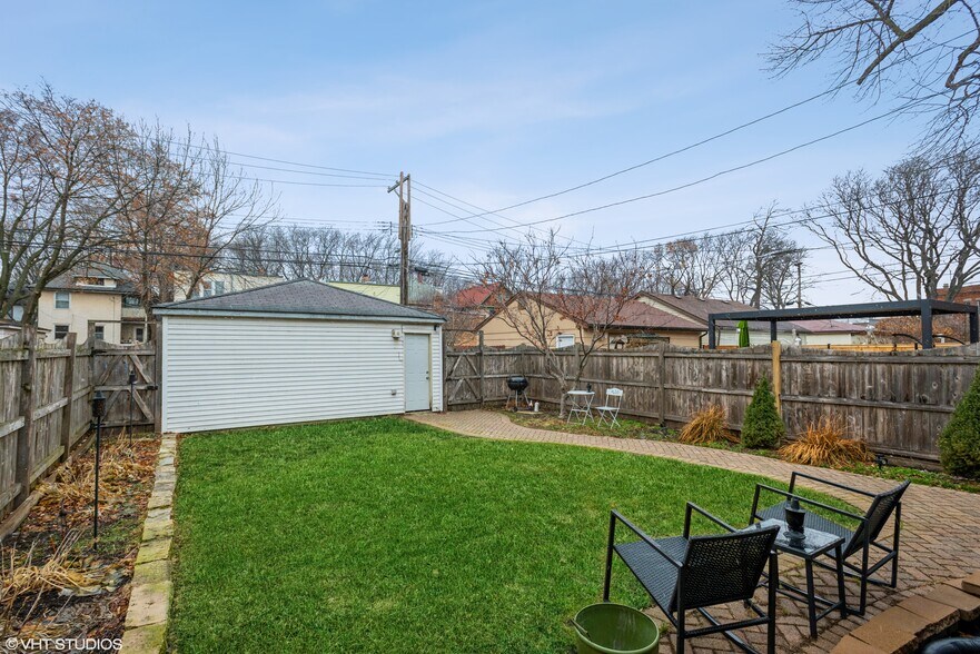 Garage space with remote available with this unit for additional $185/mo - 6320 N Paulina St