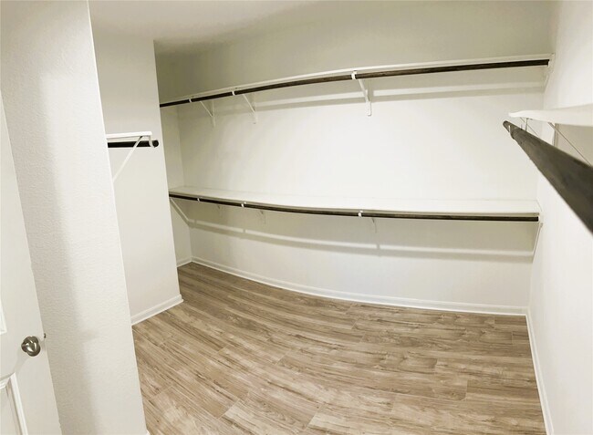 Building Photo - 1402 Central Heights Dr