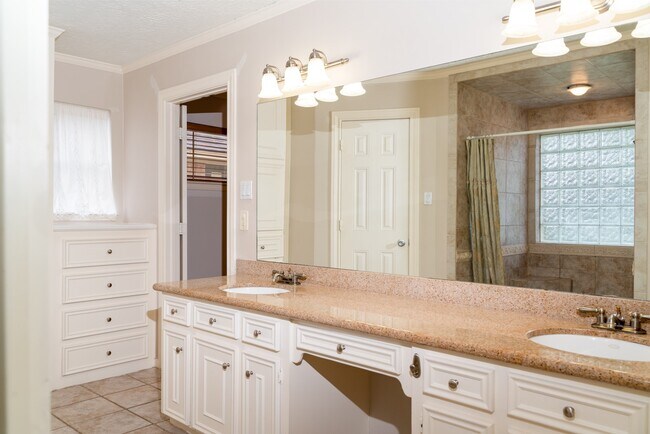 Building Photo - 1704 Crystal Hills Dr