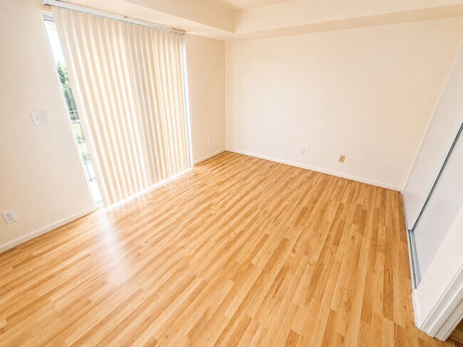 Building Photo - Perfectly located and priced!