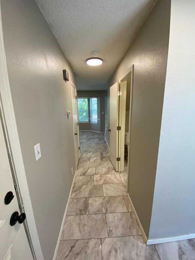 Building Photo - Updated 3 Bedroom, 2-1/2 Bathroom House on a Cul-de-sac
