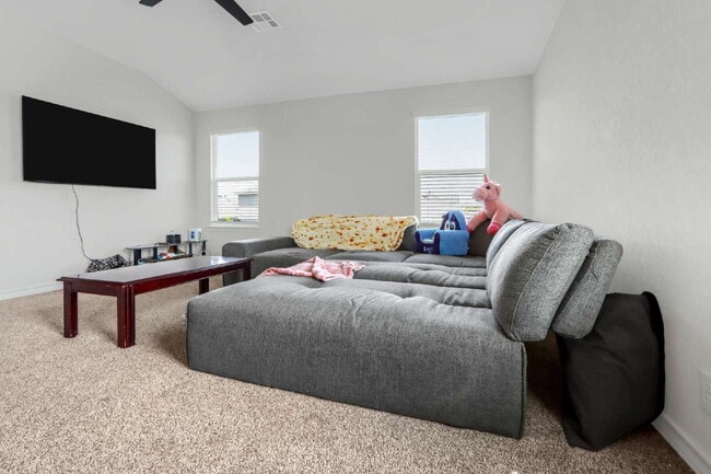 Building Photo - "Spacious 5-Bedroom Home with 3.5 Full Bat...