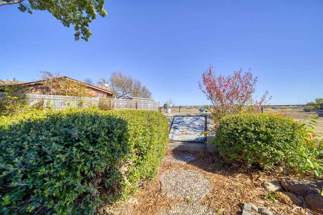 Building Photo - 308 SE Camelot Dr