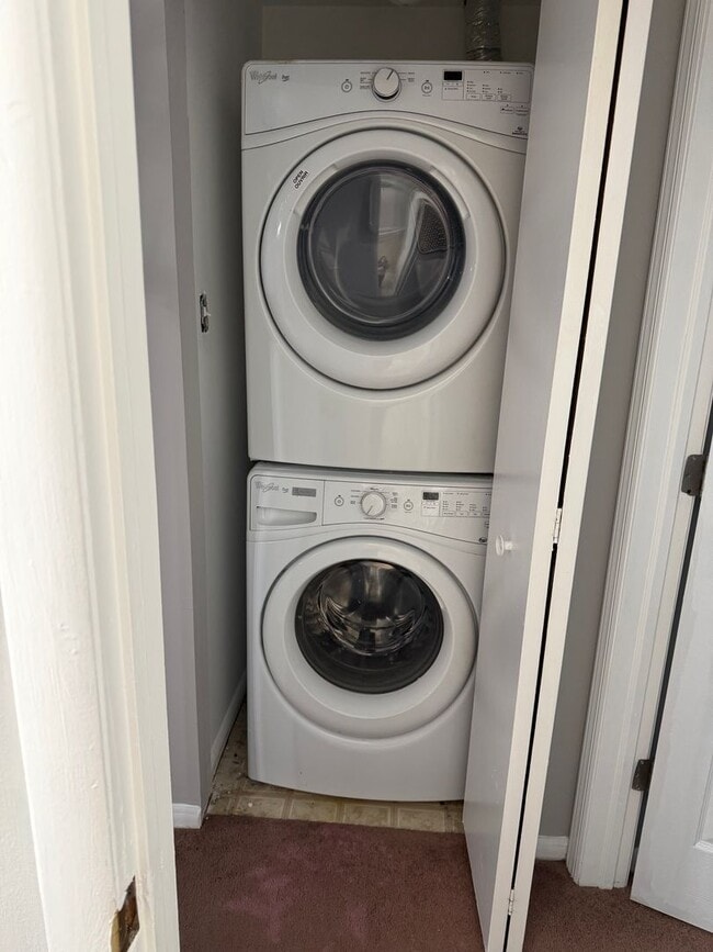 Building Photo - Move in Ready 2 Bedroom, 1 Bathroom First ...