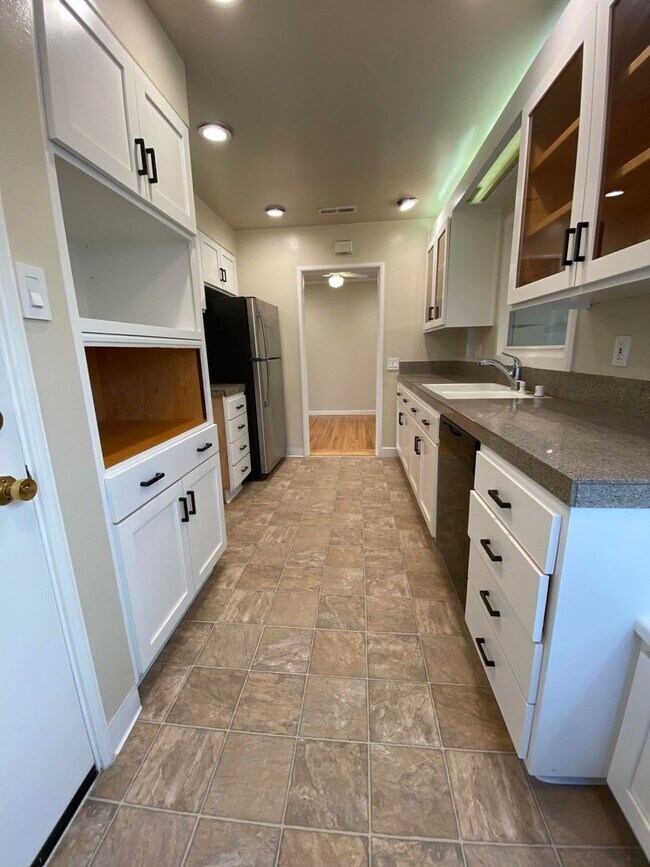 Building Photo - Charming 2-Bedroom Home Near Downtown San ...