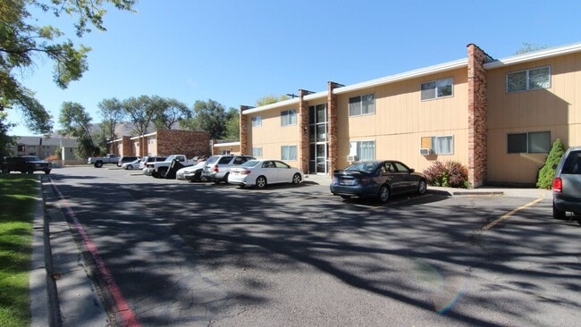 Building Photo - 2-Bed 1-Bath Green Leaf Apartments
