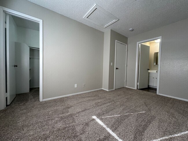 Building Photo - Spacious 2 Bed Townhome with Balcony, Washer/Dryer Included