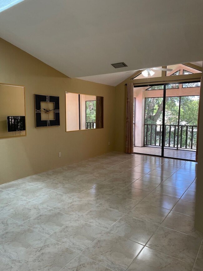 Building Photo - 546 Via Fontana Dr