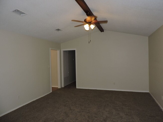 Building Photo - Great location in northeast Pensacola!
