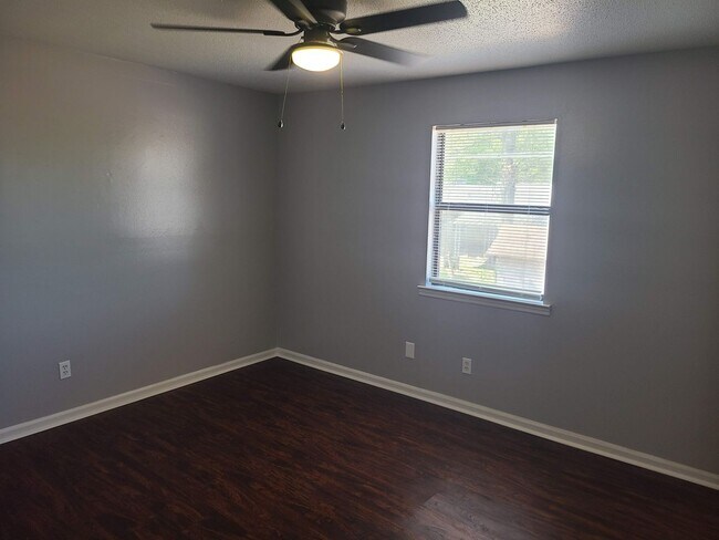 Building Photo - QUESTIONS PLEASE CONTACT LANCE GARNER 501-912-6020