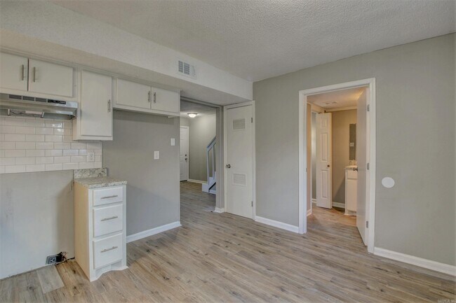 Building Photo - 1900 Labette Manor Dr