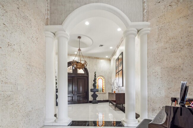 Building Photo - 3100 NE 46th St