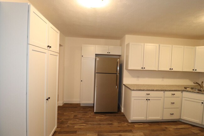 Building Photo - 517 Maple St