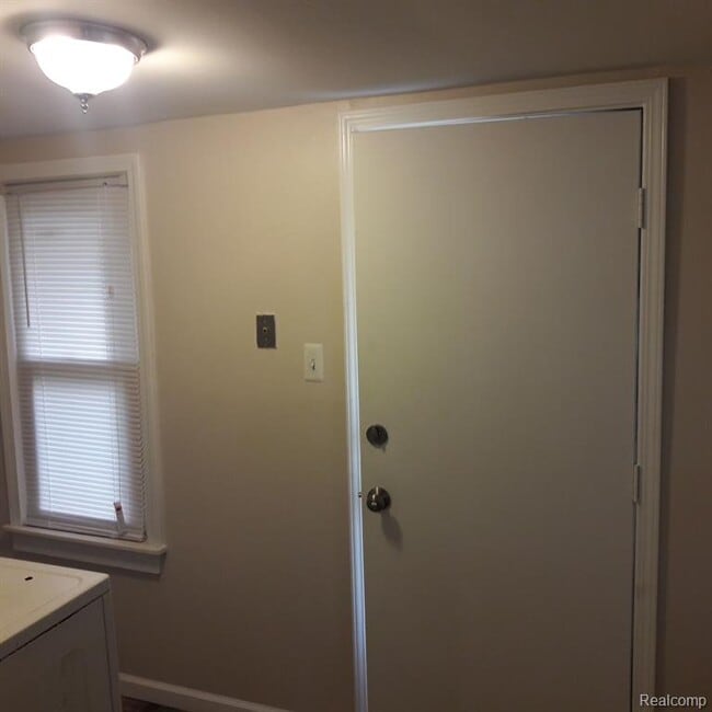 Building Photo - 23304 Harding Ave