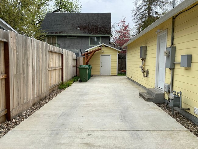 Building Photo - Available Now!  Bright Charmer in downtown Chico