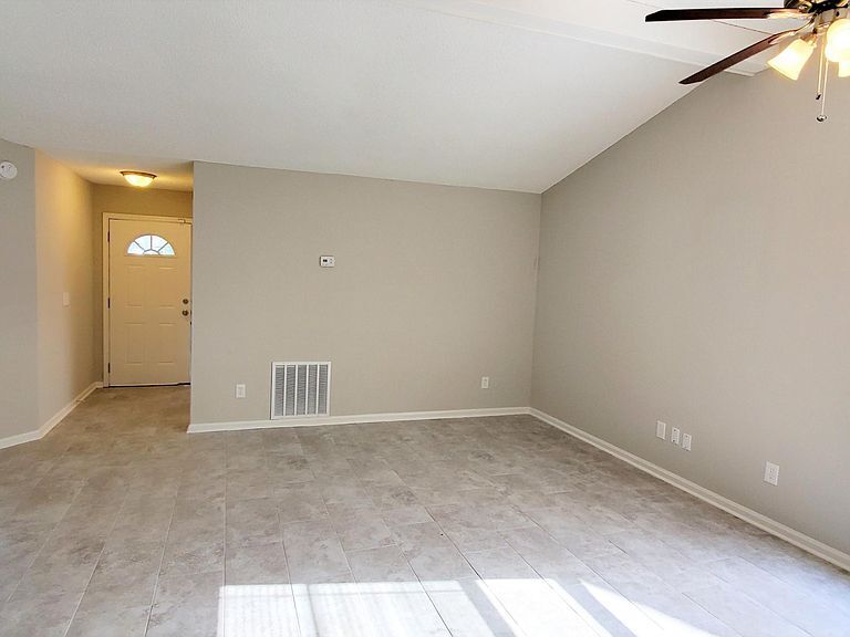 Tiled foyer area leading into Dining/Living Room combo. - 1300 Bay Hill Blvd.