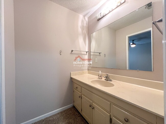 Building Photo - Location! 2-Bed Townhouse with 2.5 Baths i...