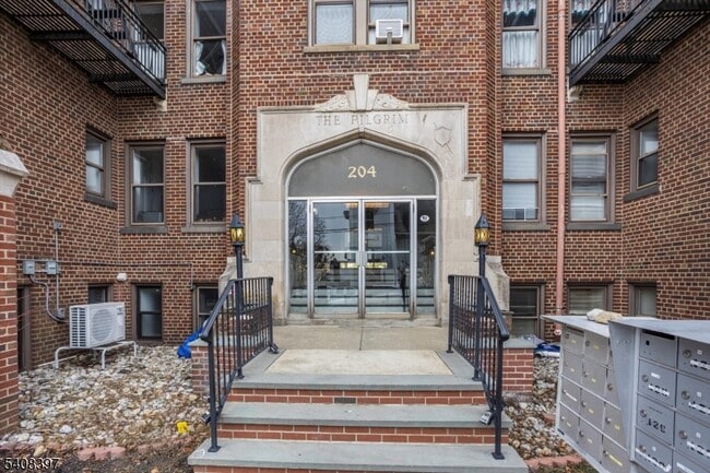 Building Photo - 204 Church St