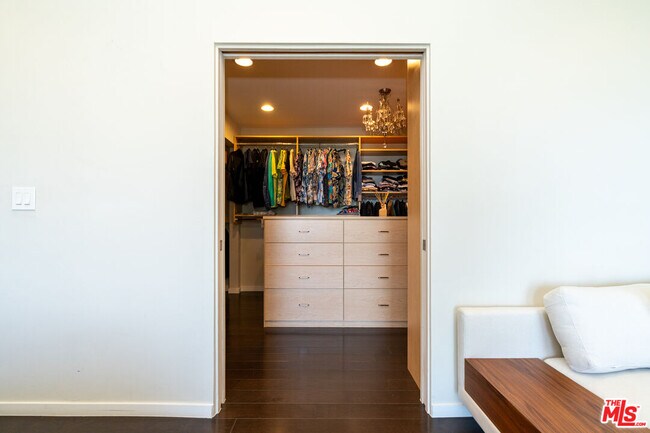 Building Photo - 3865 Buena Park Dr