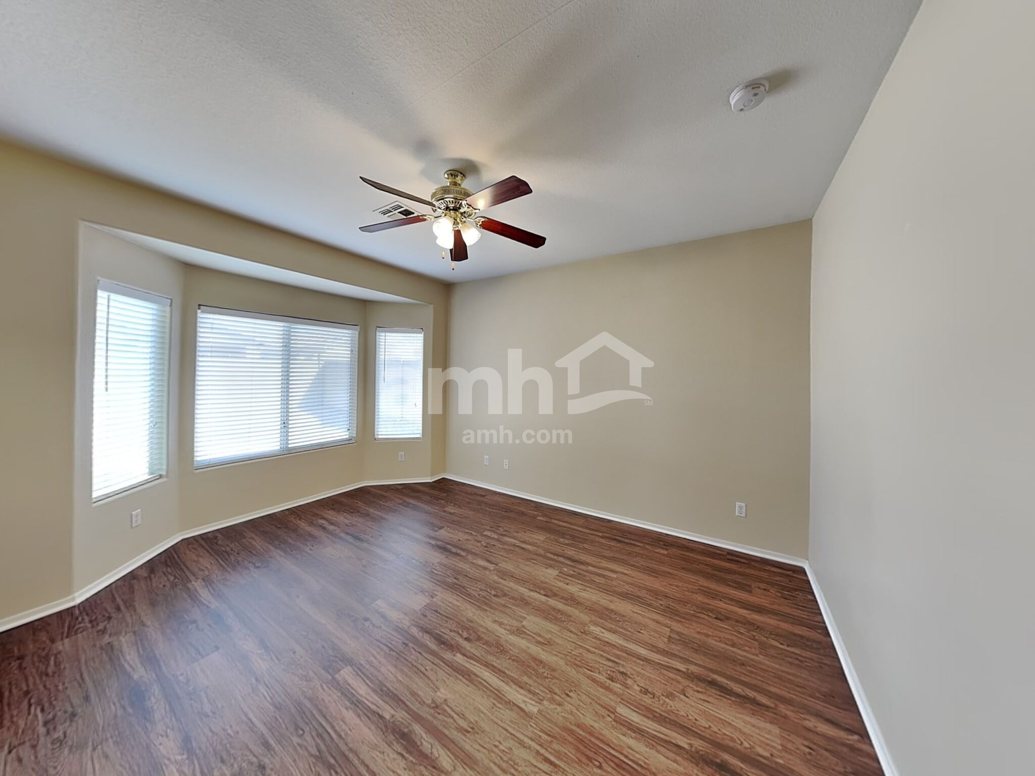 Building Photo - 14216 W Columbus Ave