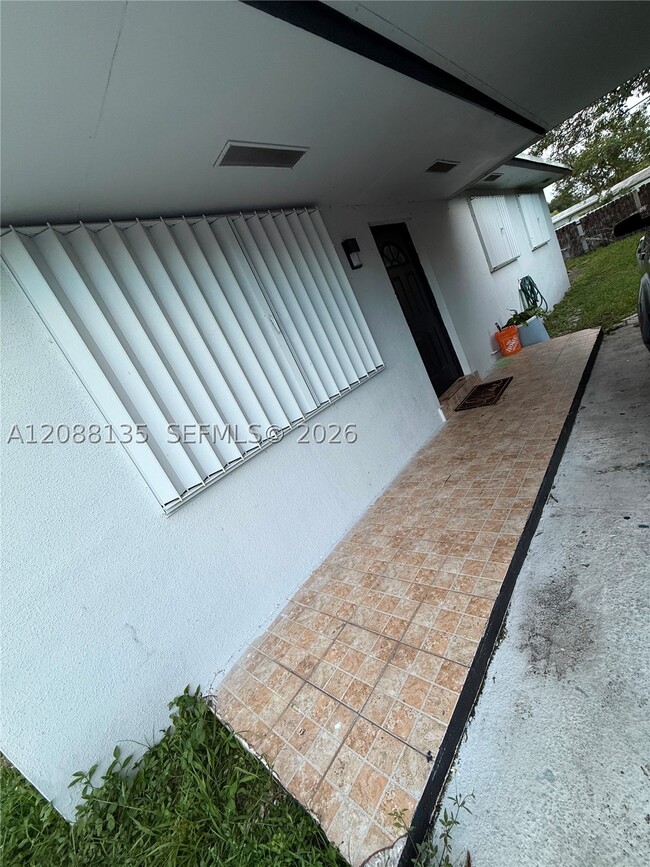 Building Photo - 5709 SW 36th Ct