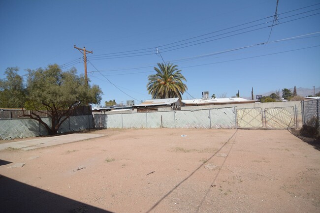 Building Photo - Updated 3 Bedroom 1 Bath Home! Central Tucson Location!