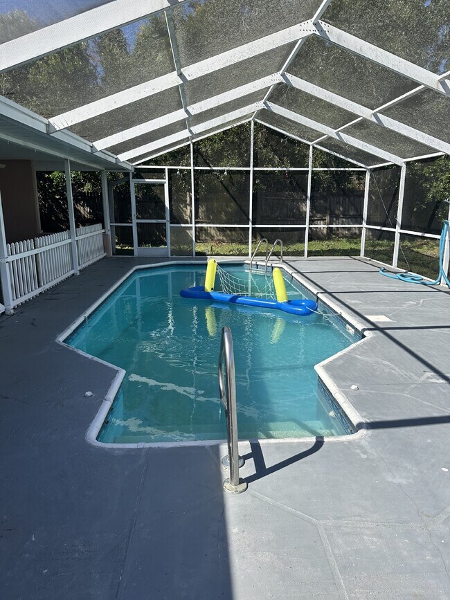 Building Photo - 5 Bedroom, 2 Bathroom Single Family Home F...
