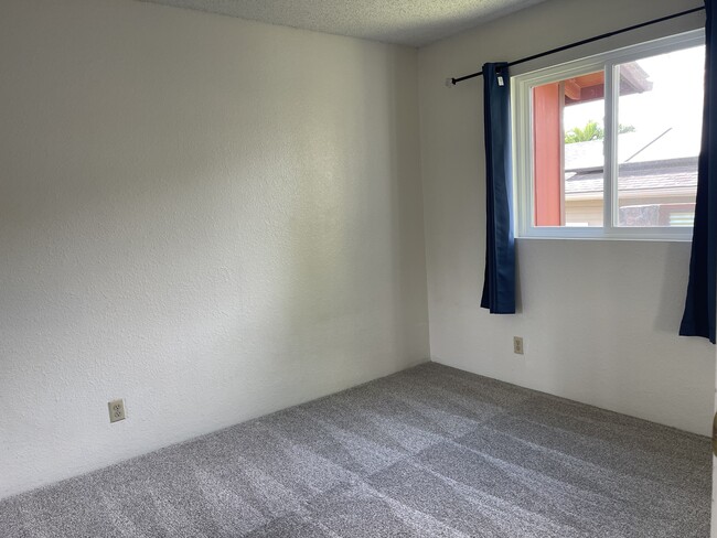 Building Photo - 1095 Maohu St