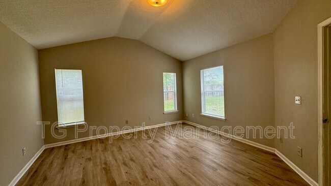 Building Photo - 8943 Country Bend Cir N