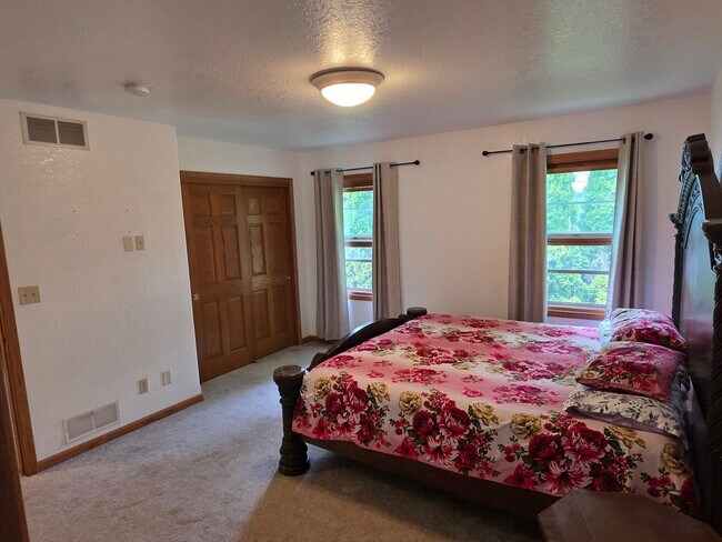 Building Photo - Updated 4 bedroom Greenfield ranch home