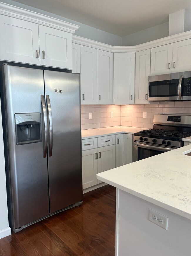 Building Photo - 93 Evergreen St