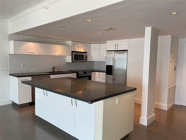 Building Photo - 1541 Brickell Ave
