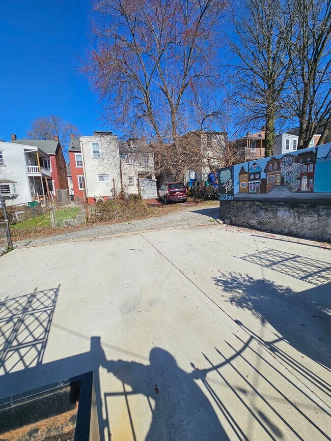 Building Photo - 513 Poplar St