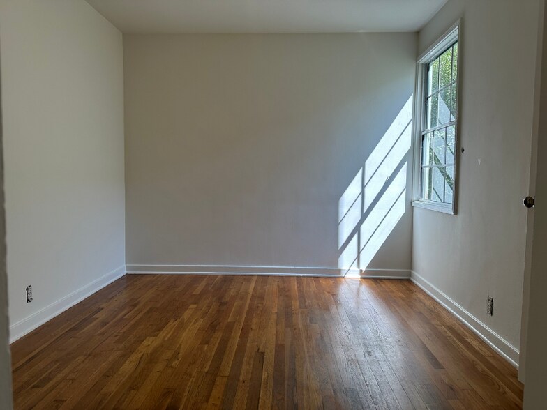 Building Photo - 1858 N Kingsley Dr