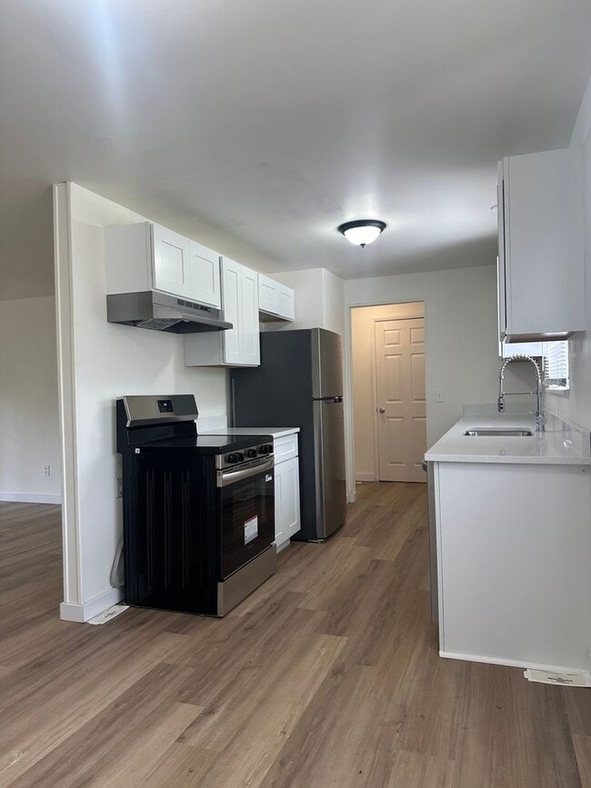 Building Photo - 4 Bed 2 Bath Home Available in Reynoldsburg!