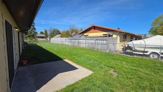 Building Photo - Remodeled Two Bedroom Duplex Off Reserve
