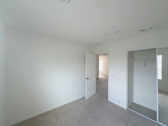 Building Photo - Beautiful Condo