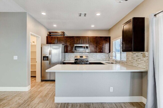 Building Photo - "Charming 2-Bedroom Townhouse Retreat with 2.5 Baths in South Henderson -with Backyard “