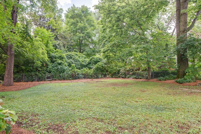 Building Photo - 2610 Woodlawn Dr