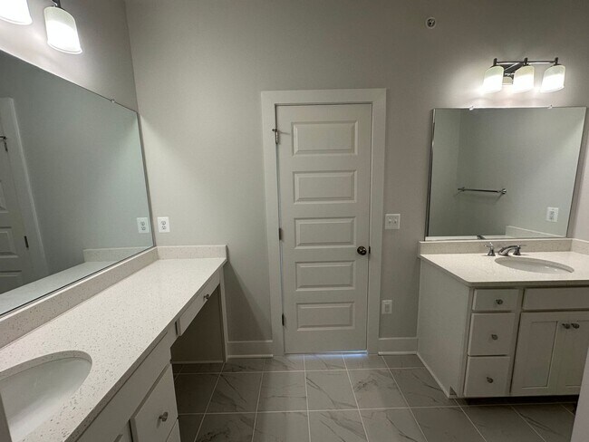 Building Photo - For Rent: Luxurious Short Pump Condo at Ga...