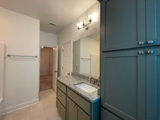 Building Photo - 3 Bedroom Garden Home in Stonelake Village...