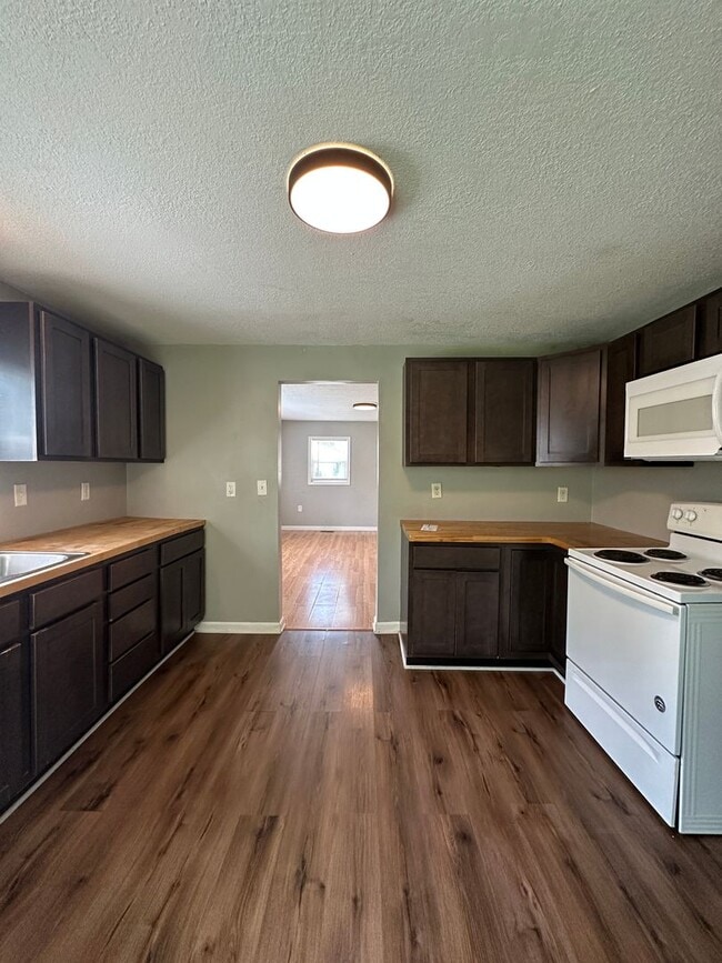Building Photo - 2700 E Memorial Dr