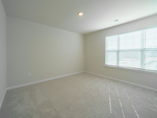 Building Photo - Very New 5 Bedroom 3 full baths in Steele Creek