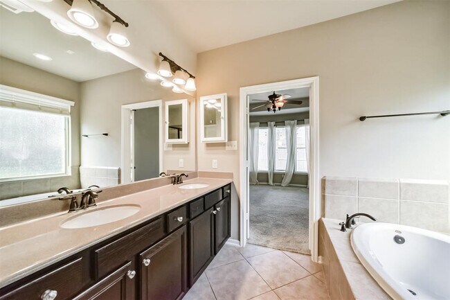 Building Photo - 6207 Holly Oaks Court