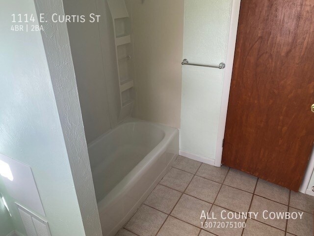 Building Photo - 4 Bed, 2 Bath, 1 Garage