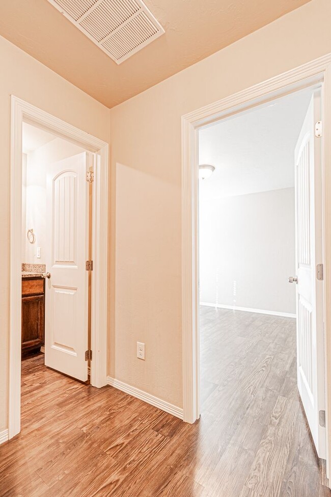 Building Photo - Buena Vida awaits for you!