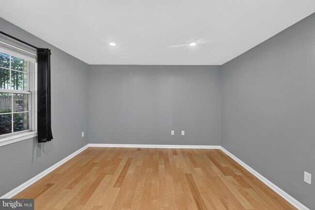 Building Photo - 7742 New Providence Dr