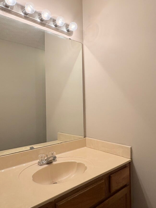 Building Photo - 1956 Sandra St