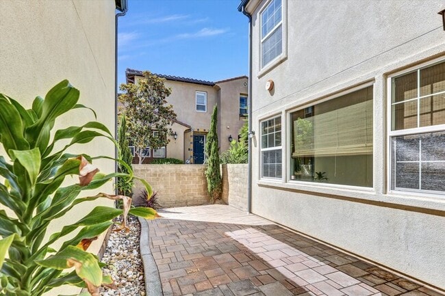 Building Photo - 2215 Antonio Dr