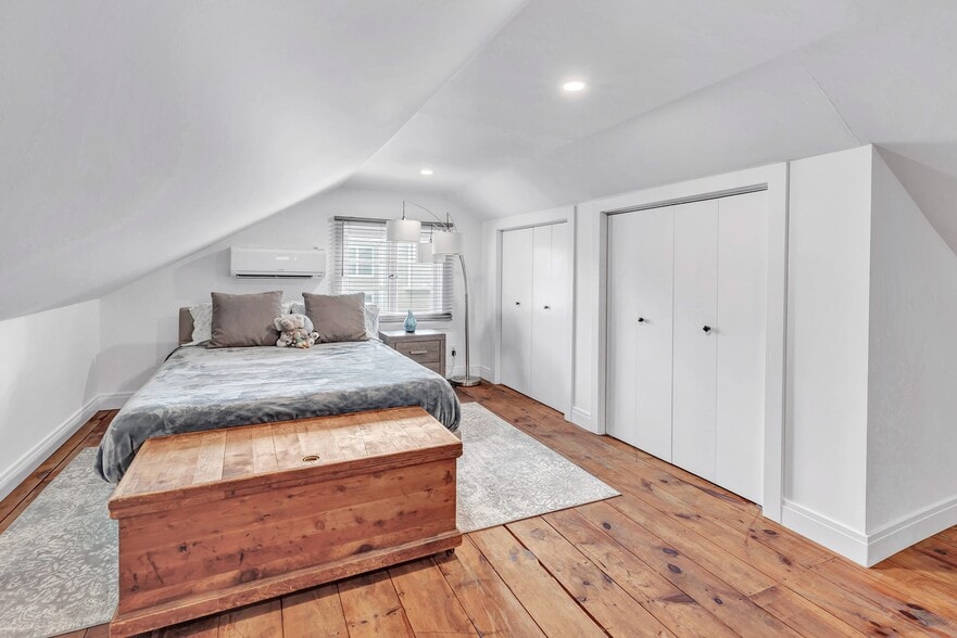 Building Photo - 26 Pearsall Pl